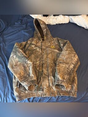 Realtree camo zip up jacket with hood and pockets size XL